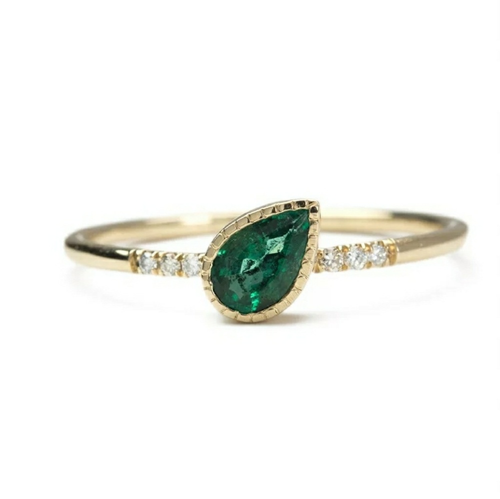 🆕 Beautiful Micro gold ring with green cz